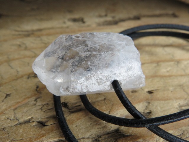 kryształ górski * amulet na rzemieniu