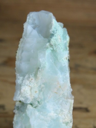 Okaz białego opalu  z pimelitem