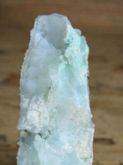 Okaz białego opalu  z pimelitem