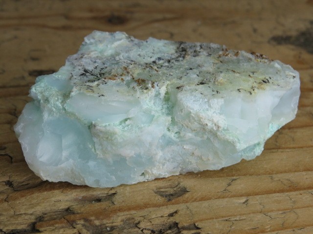 Okaz białego opalu  z pimelitem