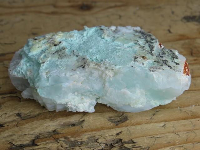 Okaz białego opalu  z pimelitem