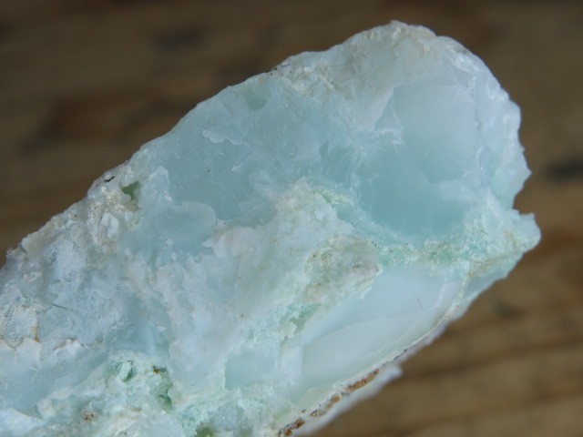 Okaz białego opalu  z pimelitem