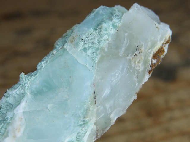 Okaz białego opalu  z pimelitem