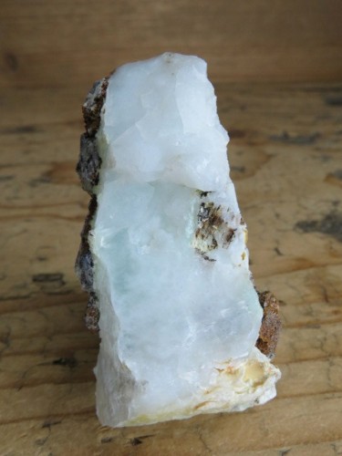 Okaz białego opalu  z pimelitem