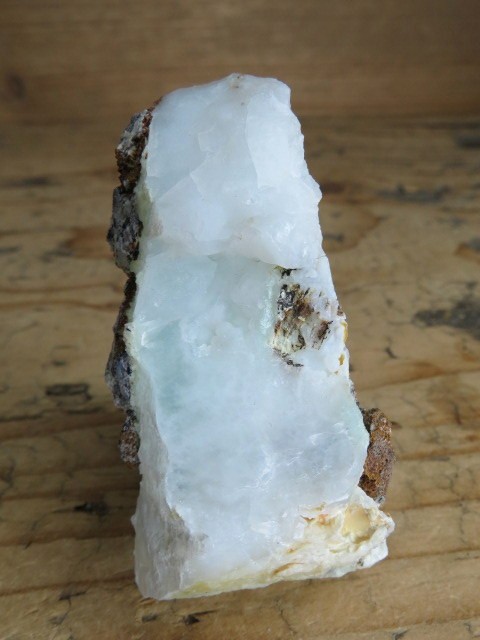 Okaz białego opalu  z pimelitem