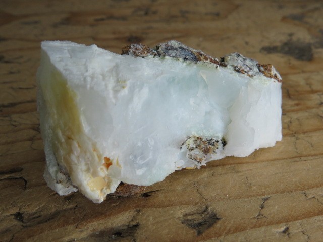 Okaz białego opalu  z pimelitem