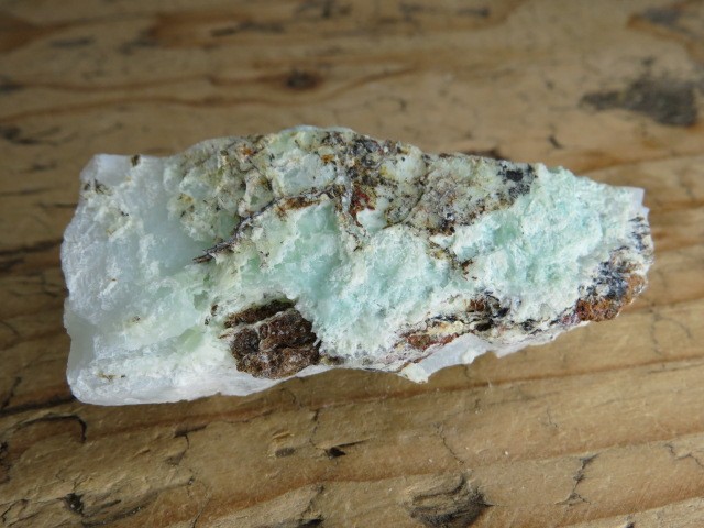 Okaz białego opalu  z pimelitem