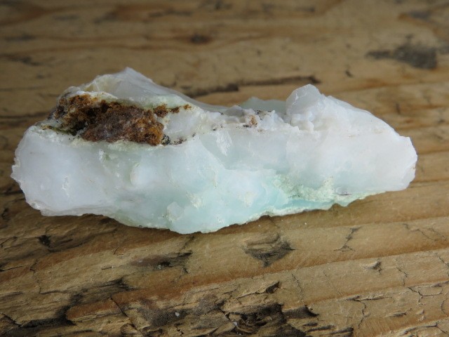 Okaz białego opalu  z pimelitem