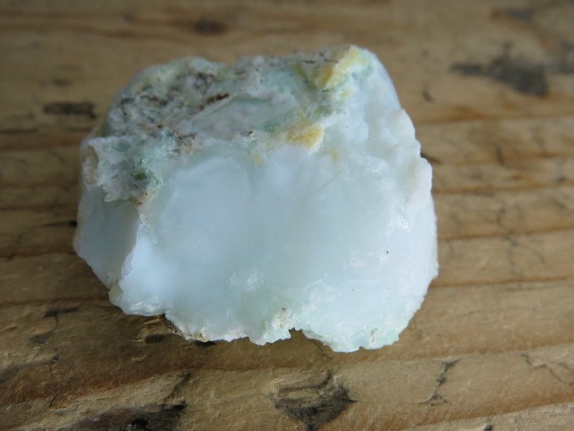 Okaz białego opalu  z pimelitem