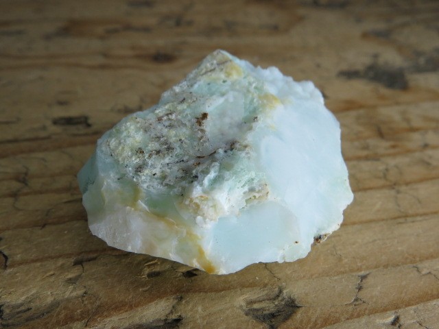 Okaz białego opalu  z pimelitem