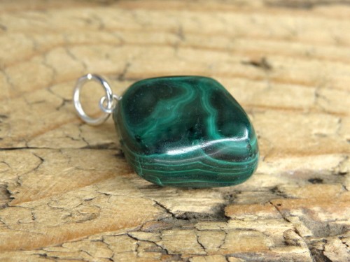 Wisior z malachitu.