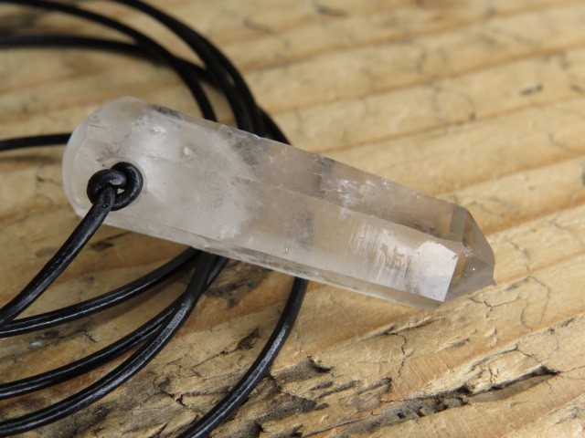 kryształ górski Polska Jegłowa na rzemieniu - amulet ochrona i energia