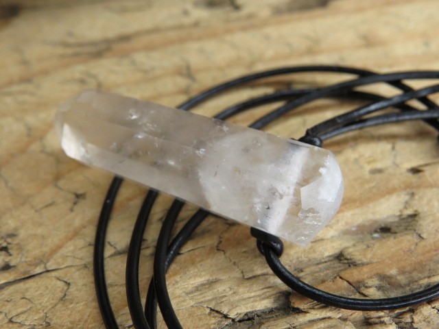 kryształ górski Polska Jegłowa na rzemieniu - amulet ochrona i energia