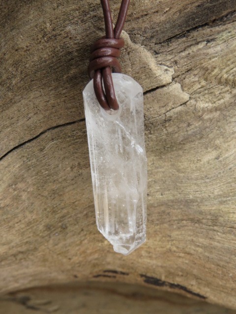 kryształ górski Polska Jegłowa na rzemieniu - amulet ochrona i energia