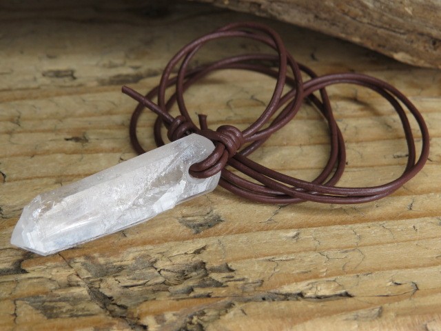 kryształ górski Polska Jegłowa na rzemieniu - amulet ochrona i energia