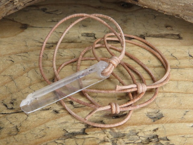 kryształ górski Polska Jegłowa na rzemieniu - amulet ochrona i energia