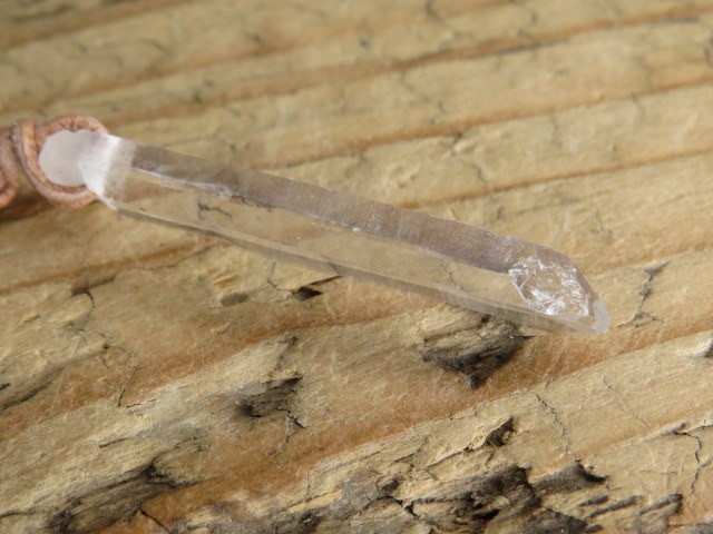 kryształ górski Polska Jegłowa na rzemieniu - amulet ochrona i energia