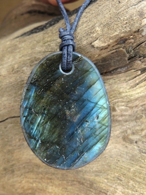 labradoryt na rzemieniu - naszyjnik
