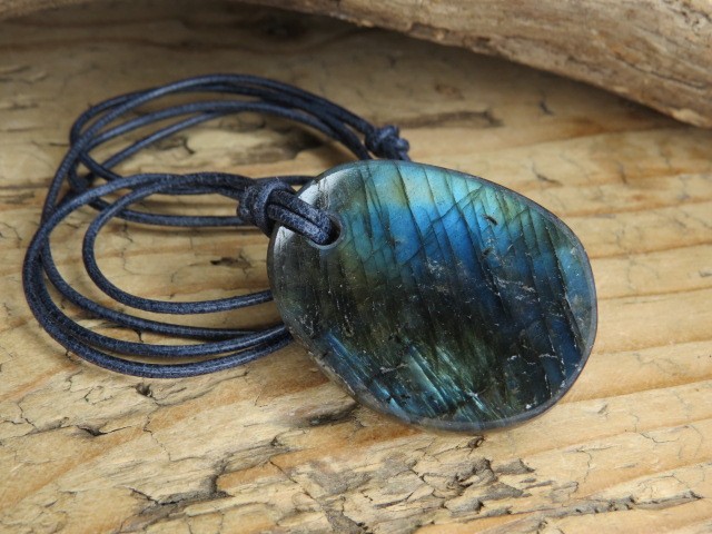 labradoryt na rzemieniu - naszyjnik