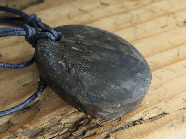 labradoryt na rzemieniu - naszyjnik