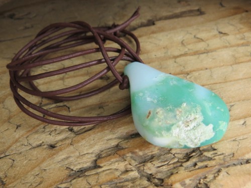 chryzopraz * Polska * talizman na rzemieniu * wyobraźnia i błyskotliwość