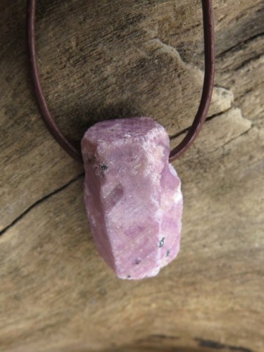 rubin naszyjnik na rzemieniu