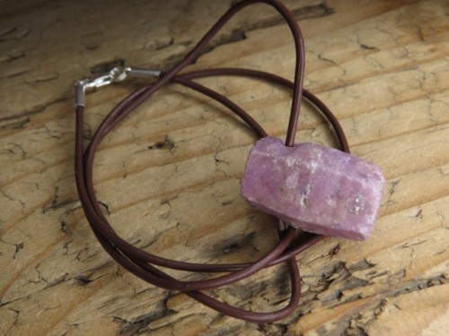 rubin naszyjnik na rzemieniu