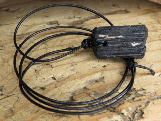 czarny turmalin * amulet ochronny na rzemieniu