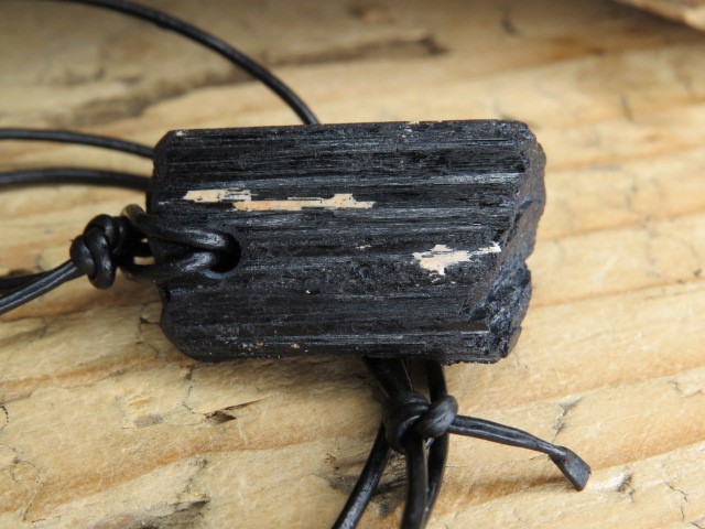 czarny turmalin * amulet ochronny na rzemieniu