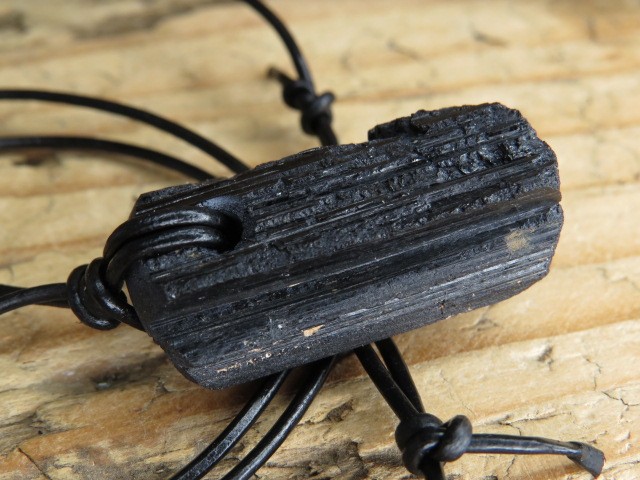 czarny turmalin * amulet ochronny na rzemieniu