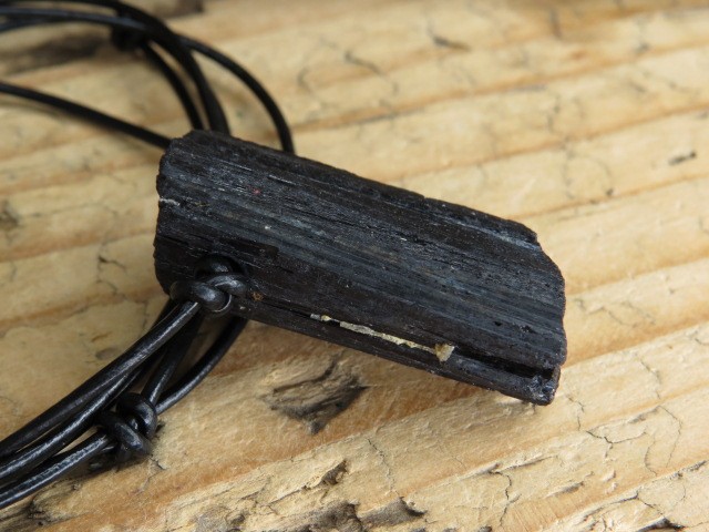 czarny turmalin * amulet ochronny na rzemieniu