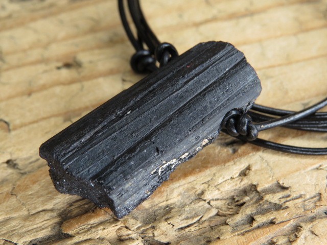 czarny turmalin * amulet ochronny na rzemieniu