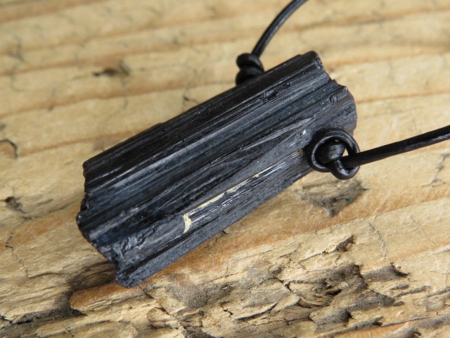 czarny turmalin * amulet ochronny na rzemieniu