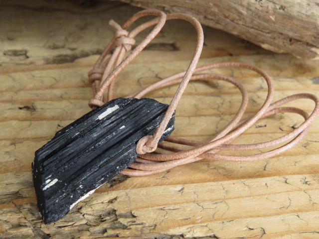 czarny turmalin * amulet ochronny na rzemieniu