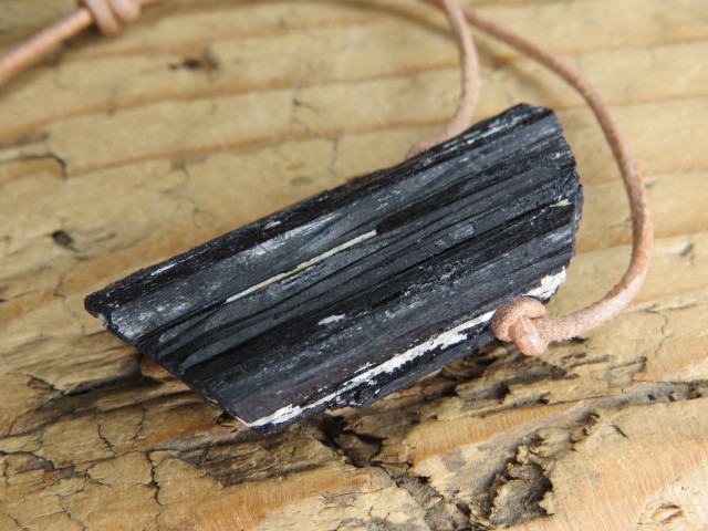 czarny turmalin * amulet ochronny na rzemieniu