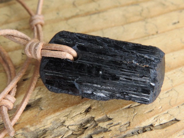 czarny turmalin * amulet ochronny na rzemieniu