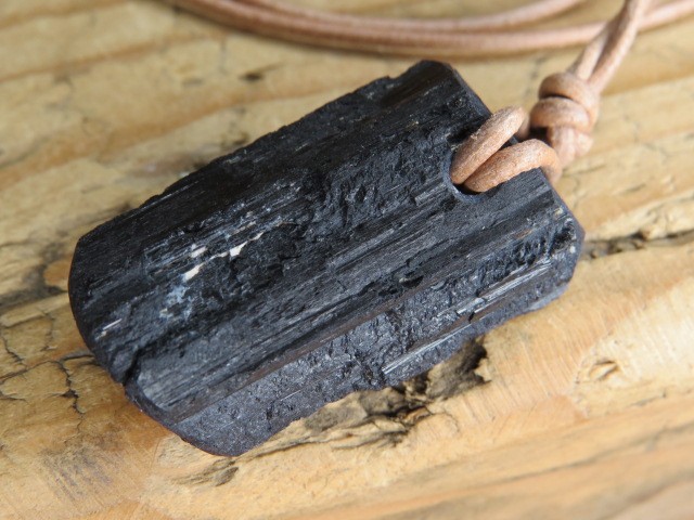 czarny turmalin * amulet ochronny na rzemieniu