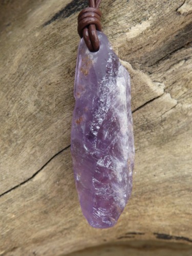 Ametyst - amulet rozwoju duchowego na rzemieniu