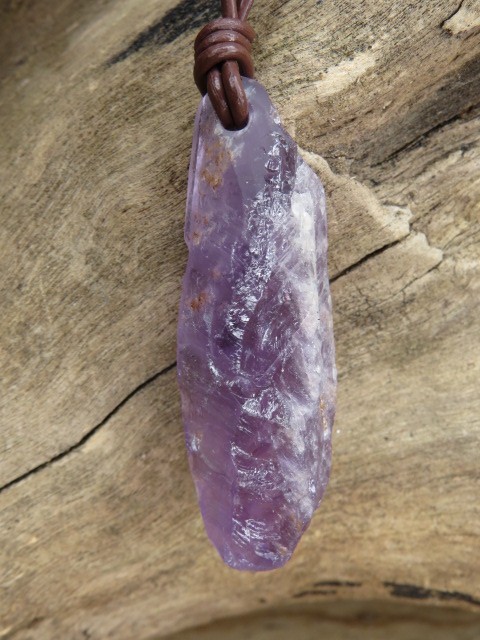 Ametyst - amulet rozwoju duchowego na rzemieniu