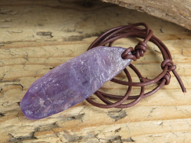 Ametyst - amulet rozwoju duchowego na rzemieniu