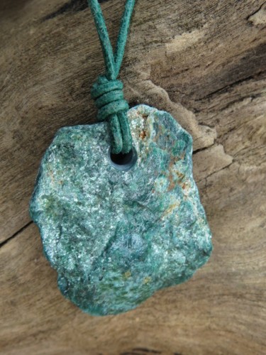 fuchsyt talizman na rzemieniu - harmonia i spokój