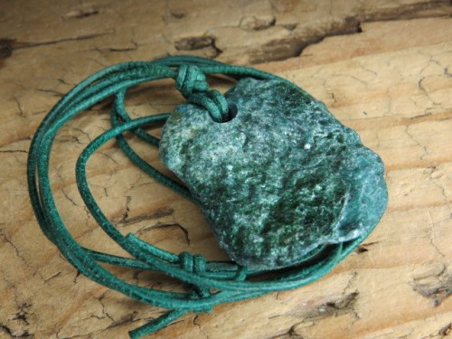 fuchsyt talizman na rzemieniu - harmonia i spokój