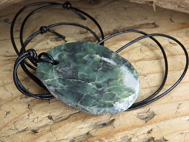 serpentynit na rzemieniu - naszyjnik