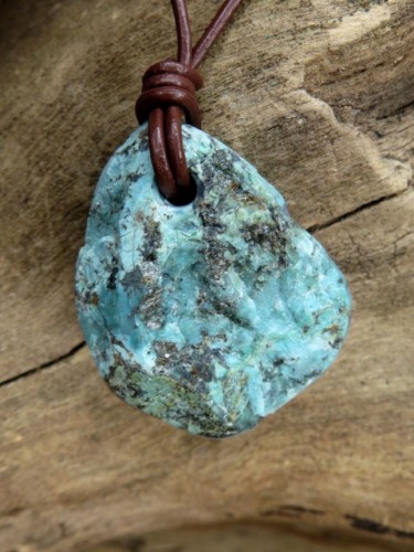 turkus naturalny surowy * ochrona w podróży * amulet na rzemieniu