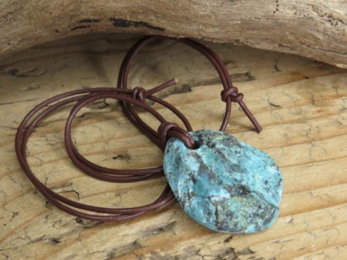turkus naturalny surowy * ochrona w podróży * amulet na rzemieniu