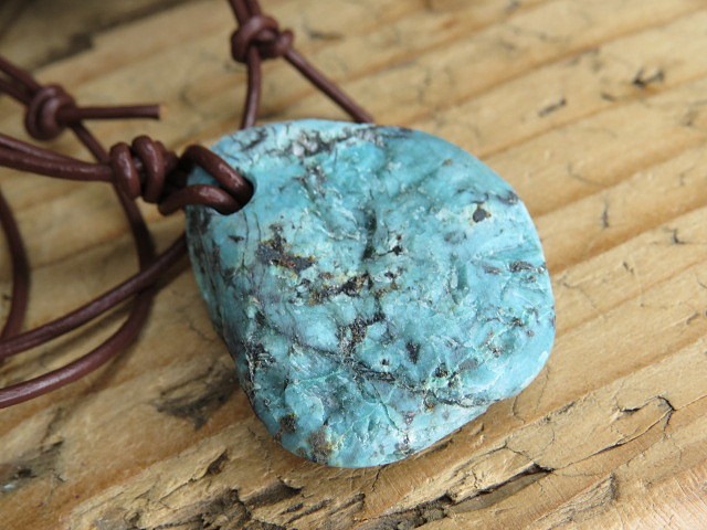turkus naturalny surowy * ochrona w podróży * amulet na rzemieniu