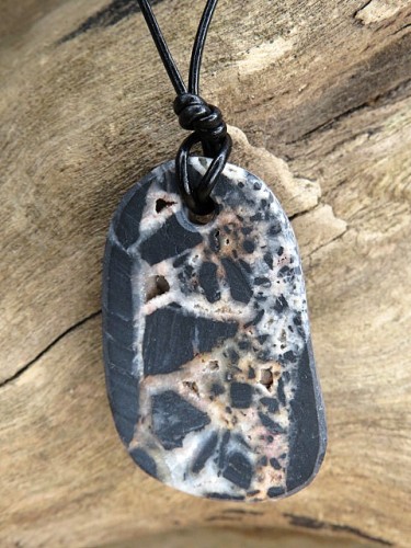 brekcja kwarcowa z Polski - wisior talizman na rzemieniu - Sudeckie Skarby