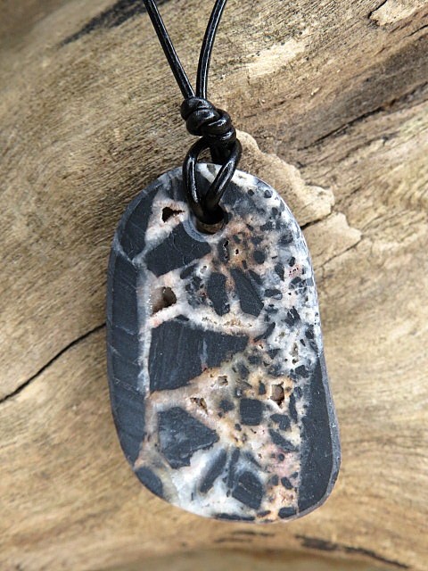 brekcja kwarcowa z Polski - wisior talizman na rzemieniu - Sudeckie Skarby