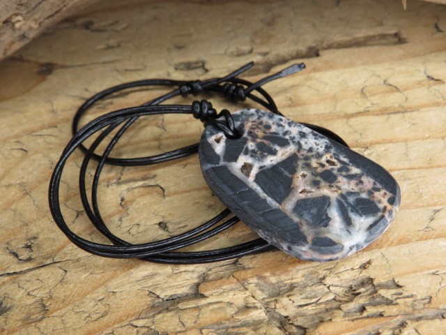 brekcja kwarcowa z Polski - wisior talizman na rzemieniu - Sudeckie Skarby