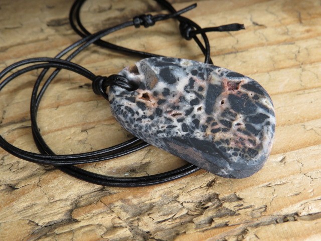 brekcja kwarcowa z Polski - wisior talizman na rzemieniu - Sudeckie Skarby